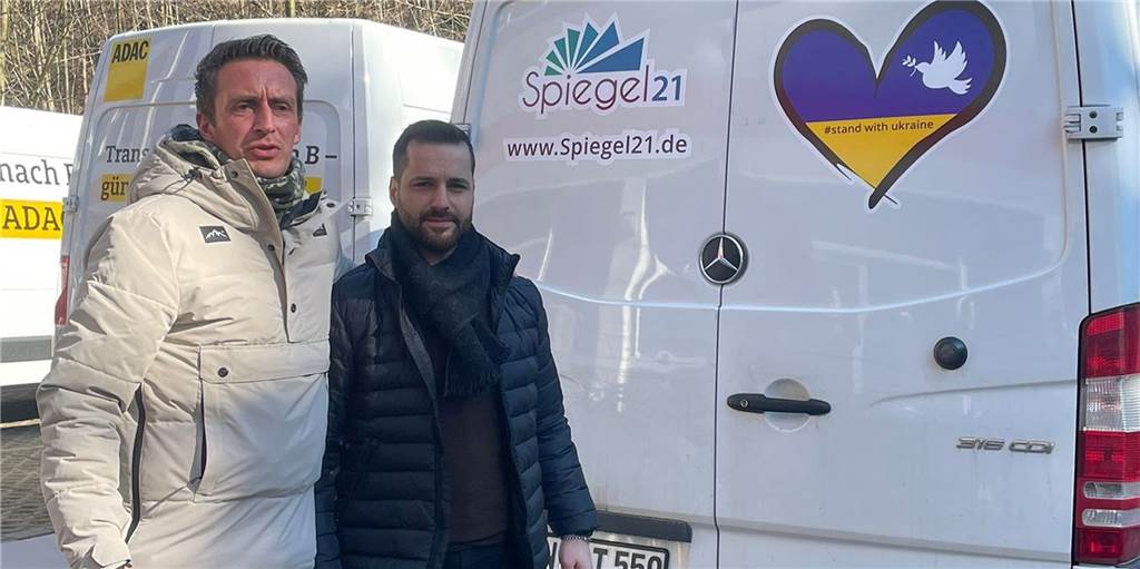 Ukraine-Hilfe aus Lünen: „An Grenze haben die Menschen geweint“ Erkan Doganay (r), Gründer und Geschäftsführer der Ares GmbH, mit Dennis Neunzig (l), Ordnungsamt Stadt Herdecke und zuständig für die Feuerwehr, auf dem Gelände der Feuerwehr Herdecke. Hier schloss sich das Fahrzeug von Spiegel21 einem Konvoi in Richtung Ukraine an.