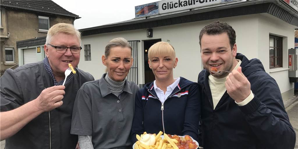 Kult-Imbiss in Dorsten im Geiste von „Mama Rosin“ wieder eröffnet Eric Jäger, Sandra Manganelli, Sandra Kalläne und Patrick Schürhoff vor dem Glückauf-Grill in Dorsten Hervest
