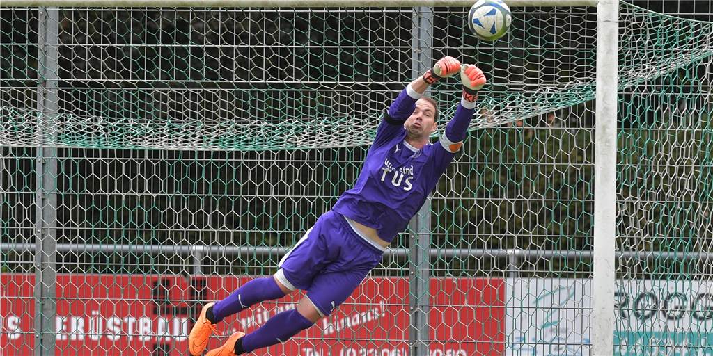 Wethmars Keeper Florian Fischer prallt mit Gegner zusammen - und spielt trotz Cut weiter Wethmars Keeper Florian Fischer musste am Sonntag gegen den TuS Hannibal behandelt werden.