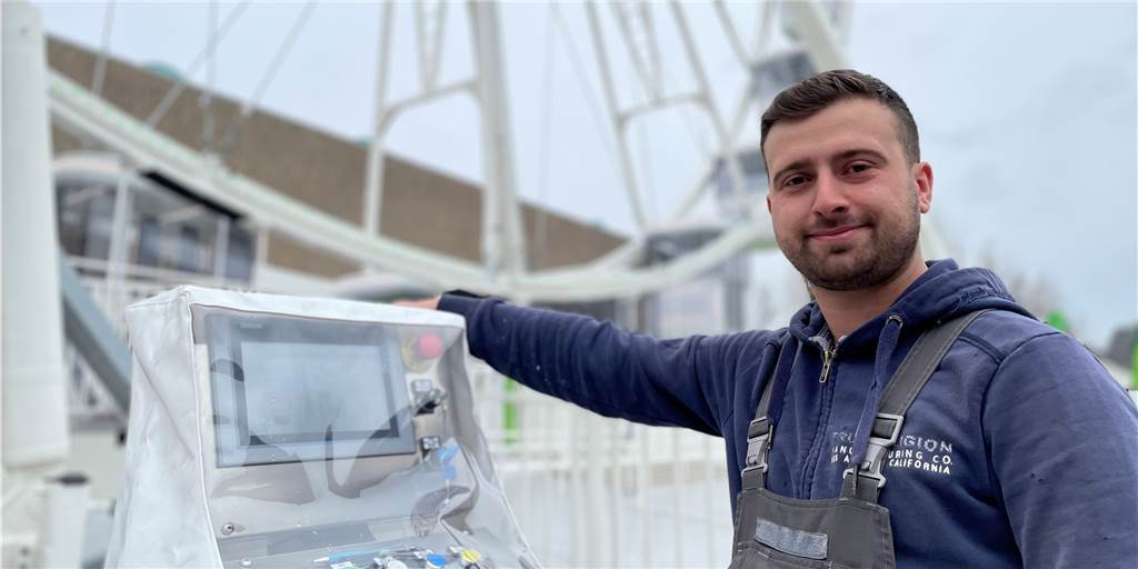 Marlon Küchenmeister (22) testet sein Riesenrad in Dortmunder Wohngebiet Ist stolz auf das Riesenrad, das er gemeinsam mit seinem Cousin gekauft hat: Schausteller Marlon Küchenmeister.