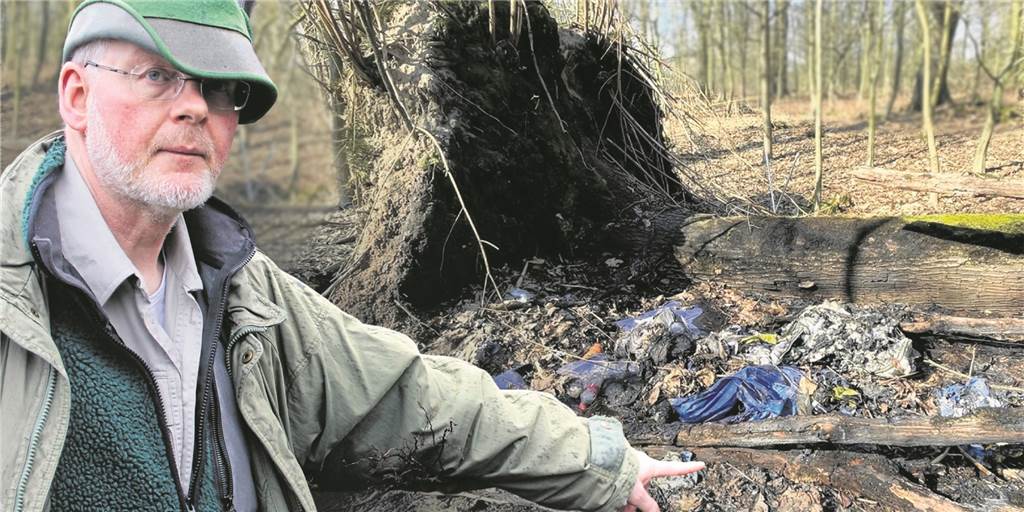 Wem gehörte das verbrannte Zeltlager in Herten? Förster Klar hegt eine Befürchtung Revierförster Matthias Klar hat schon öfter Zeltlager im Schlosswald entdeckt. Am 12.3. wurden nach einem Flächenbrand die verschmorten Überreste einer solchen Lagerstätte gefunden.