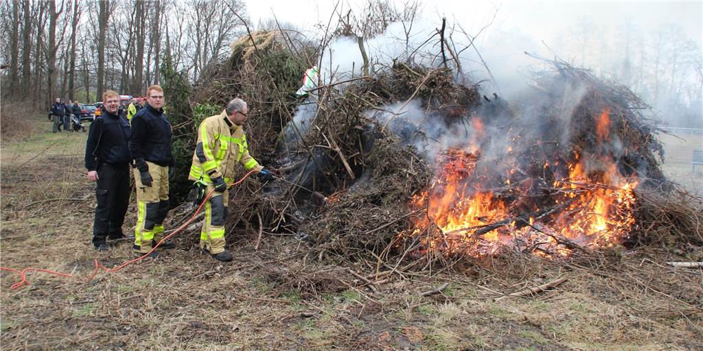 Osterfeuer in Lünen: Nach Corona-Zwangspause liegen erste Anmeldungen vor Osterfeuer, wie hier auf dem Archivbild in Beckinghausen, sind in Lünen beliebt. Aber nur ein bestimmter Kreis darf sie entzünden.