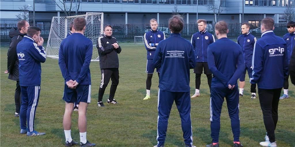 Holzwickedes Sportchef leitet erstes Training: „Wir haben ja keine schlechte Mannschaft“ Benjamin Hartlieb (4. v. l.) Mitte) leitete am Dienstag seine erste Trainingseinheit beim Oberligisten Holzwickeder SC; ganz links Co-Trainer Dominik Buchwald.
