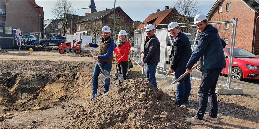 Spatenstich bei herrlichem Sonnenschein für die Tagespflege Herbern Die Bauherren Tobias und Theresa Trittschack, Wolfgang Hoffschlag (m.) und Hendrik Gehling (r.) von der H+T Konzeptbau sowie Bürgermeister Thomas Stohldreier beim offiziellen Spatenstich für die Tagespflege Herbern.