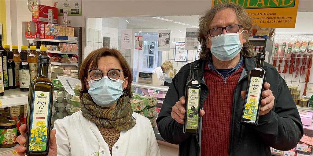 Speiseöl-Hamstern - Händler in Werne sagt: „Das ist absolut irrational“ Eine Frau und ein Mann mit Ölflaschen in der Hand