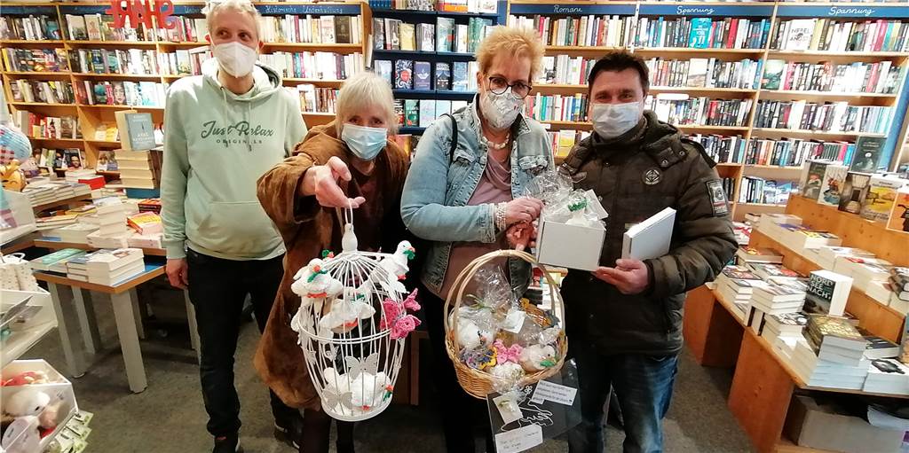 Hilfsaktion für die Ukraine: Taube „Frieda“ als Antwort auf Bombenkrieg Claudia Thee (2.v.l.) und Marie Theres Vogler Steinko initiierten die Hilfsaktion. Buchhändler Michael Nau (l.) übernimmt den Verkauf. Paul Finger (r.) spendete 50 Euro und erhielt eine "Frieda" im Geschenkkarton.