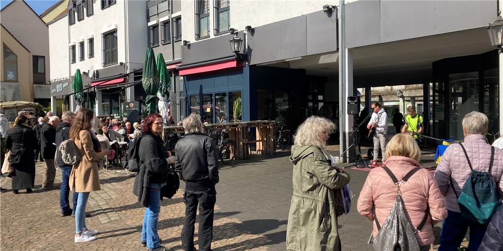 Im Video: Musiker singen für die Ukraine – „Ganz toll, dass die beiden das machen“ Viele Besucher auf dem Schwerter Wochenmarkt.