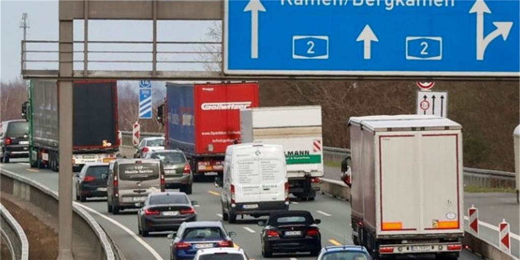 Lkw blockieren Autobahn in Dortmund aus Protest - und sorgen für Unfälle Am Autobahnkreuz Dortmund-Nordost blockierten drei Lkw die A2 - der dadurch entstandene Stau reichte bis nach Mengede.