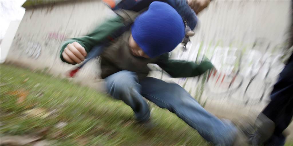 Erziehung muss Verrohung der Gesellschaft vorbeugen Eltern müssen dafür sorgen, dass ihre Kinder so erzogen werden, dass sie andere achten und nicht mit Füßen treten. (Symbolbild)