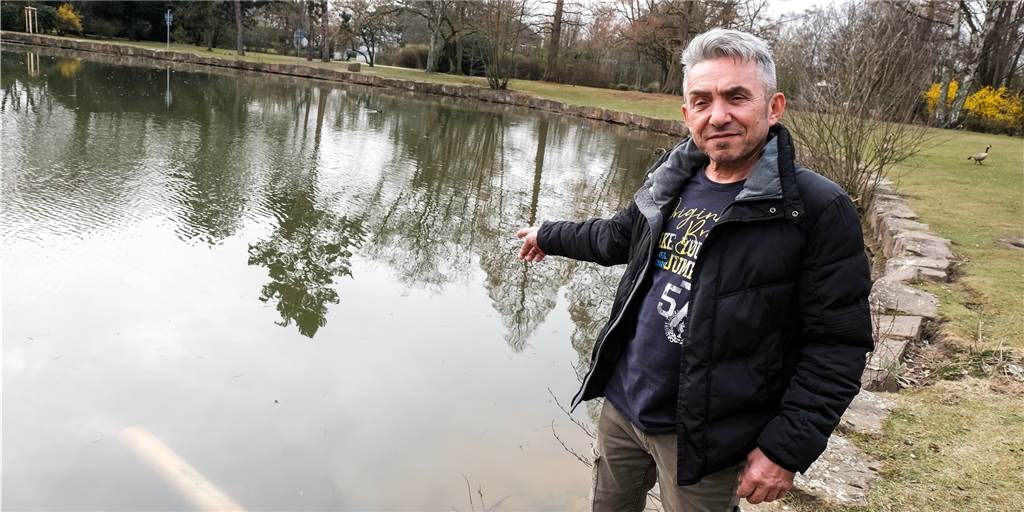 Der Lebensretter: Hikmek Gürleyen zeigt, wo er das Mädchen aus dem Wasser gezogen hat.