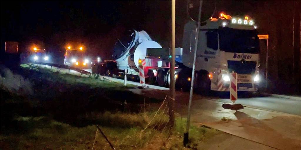 Mit Video: Viele Unwägbarkeiten - Erstes Windrad-Teil kommt nachts in Werne an Ein Schwertransporter in der Nacht.