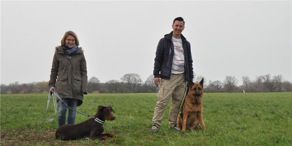 Selm braucht eine Hundewiese - oder nicht? Denise Bajranow (l.) und Kaya Elverisli vertreten eine konträre Meinung dazu, ob es eine Hundewiese in Selm braucht.