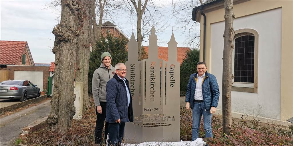 1000 Jahre Nordkirchen: Heimatverein enthüllt Stele von Johannes Wüllhorst Johannes Wüllhorst , der die Stele anfertigte (links) mit Hubert Kersting vom Heimatverein und Nordkirchens Bürgermeister Dietmar Bergmann gleich nach der Enthüllung.