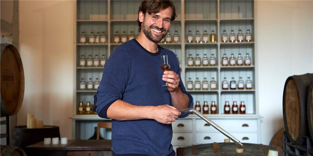 Werner kocht in WDR-Show - obwohl er das gar nicht gerne macht Georg Glitz-Ehringhausen hält ein Glas in der Hand