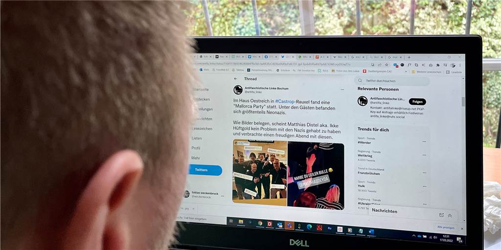 Dortmunder Nazis feierten im Haus Oe bei Mallorca-Party mit Ikke Hüftgold Diese Fotos gingen offenbar durch Instagram Storys: Verlinkt sind bekannte Größen der Dortmunder Neonazi-Szene, die ein Gruppenselfie mit „Ikke Hüftgold“ aufnahmen. Sie feierten bei einer privaten Party mit 90 Gästen im Haus Oe.