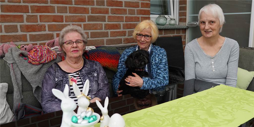 Kreatives Frauen-Trio aus Herbern werkelt für die Ukraine-Hilfe Drei Frauen sitzen an einem Tisch.