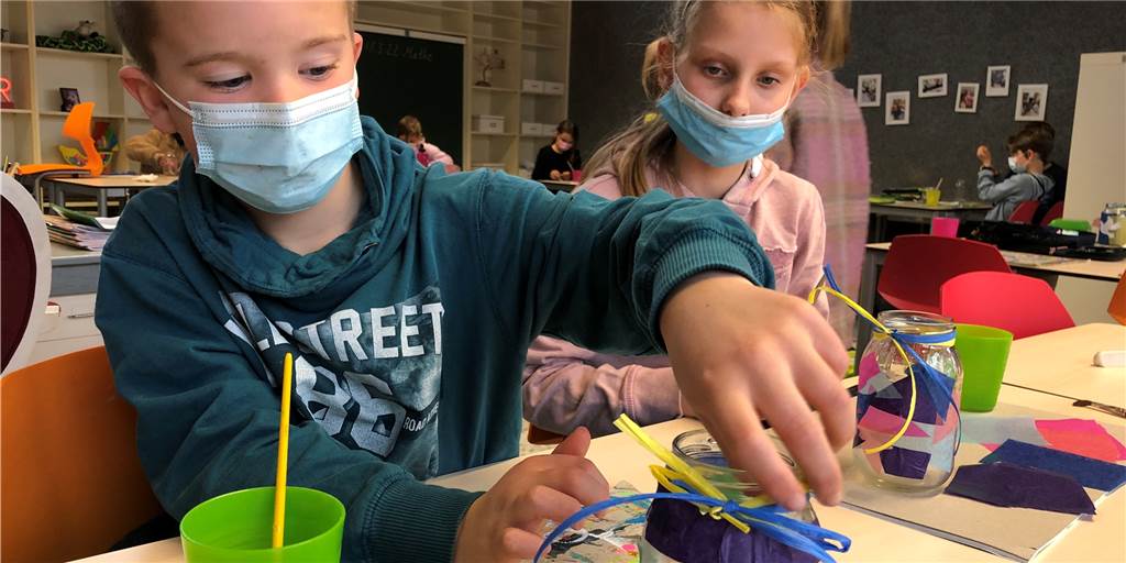 Die Schüler der Wieschhofschule basteln 1800 Friedenslichter. Den Verkaufserlös spenden sie für eine Hilfsaktion für die Ukraine.
