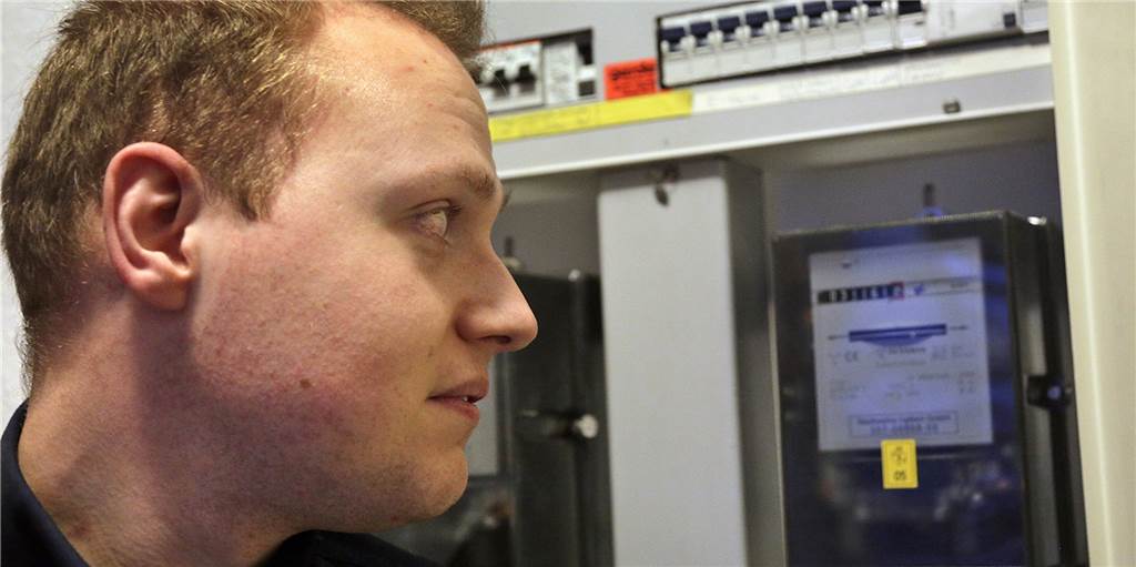 Strom zu teuer? Verbraucherzentrale droht mit Klage gegen Stromversorger Banger Blick auf den Stromzähler: Seit Janaur zahlt Frederic Feldmann in der Grundversorgung der Stadtwerke mehr für den Strom als vorher.