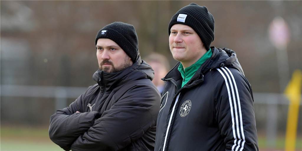 Leistungsträger von Westfalia Wethmar feiert Comeback – aber nächste OP droht bereits Steven Koch (l.) und sein Co-Trainer Paul Mantei freuen sich über die Rückkehr eines wichtigen Spielers.