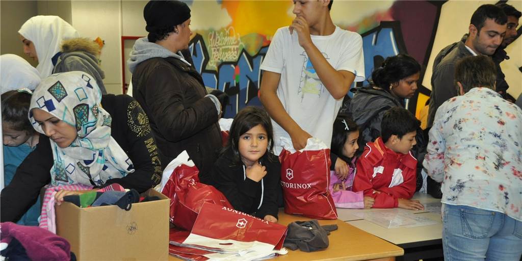 Selm hat Erfahrung mit der Aufnahme von Flüchtlingen - Erinnerung an 2015 September 2015: Erwachsene und Kinder machten sich auf den Weg von der Zeltstadt zur Kleiderkammer.