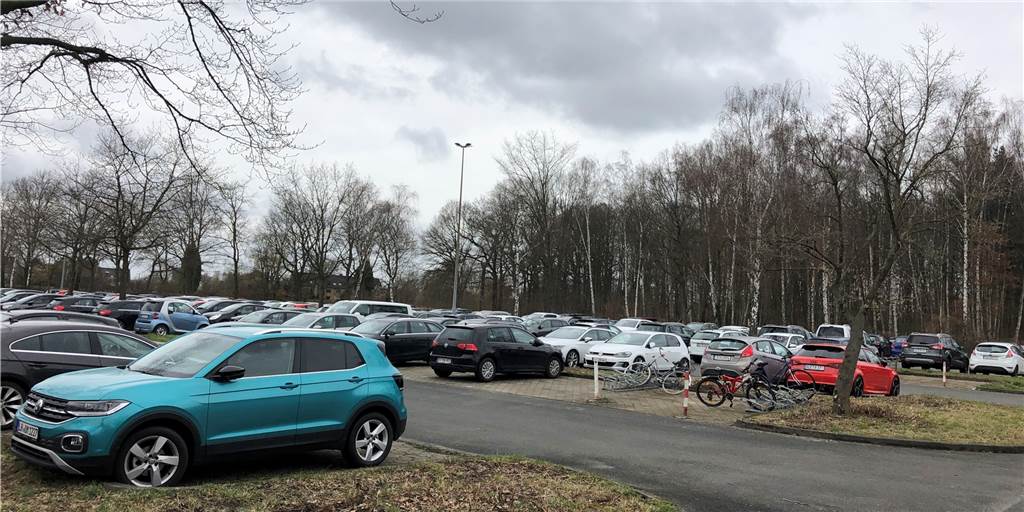 Hilfe für Flüchtlinge braucht langen Atem: Lasst es uns in Selm vormachen! Auf einem Parkplatz des LAFP in Bork soll eine große Unterkunft für Flüchtlinge entstehen.