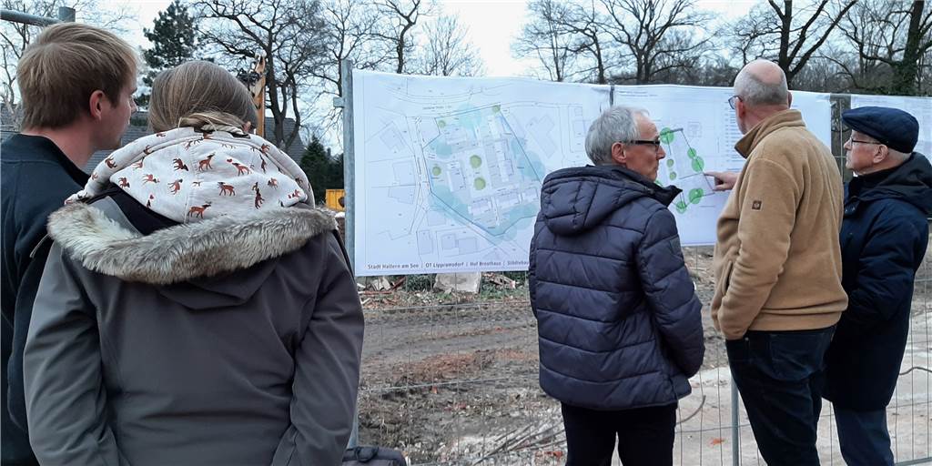Wohnen auf ehemaligem Bauernhof in Lippramsdorf: Was genau geplant ist Mit großem Interesse folgten Lippramsdorfer den Ausführungen der Stadt zur geplanten Bebauung der Hofstelle Brosthaus und nutzten die Gelegenheit, die Pläne direkt vor Ort zu studieren.