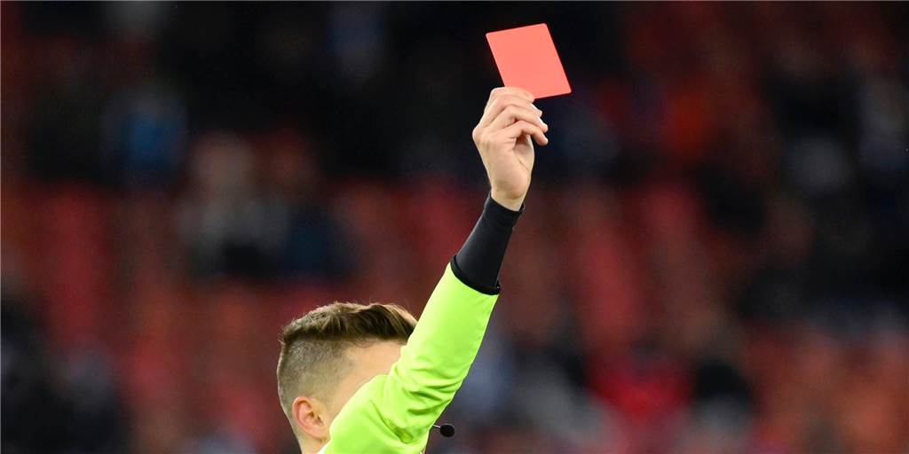 Mehrere Schiedsrichter angegriffen und beleidigt, Spieler attackiert - monatelange Sperren Mehrere Schiedsrichter angegriffen und beleidigt, Spieler attackiert - monatelange Sperren