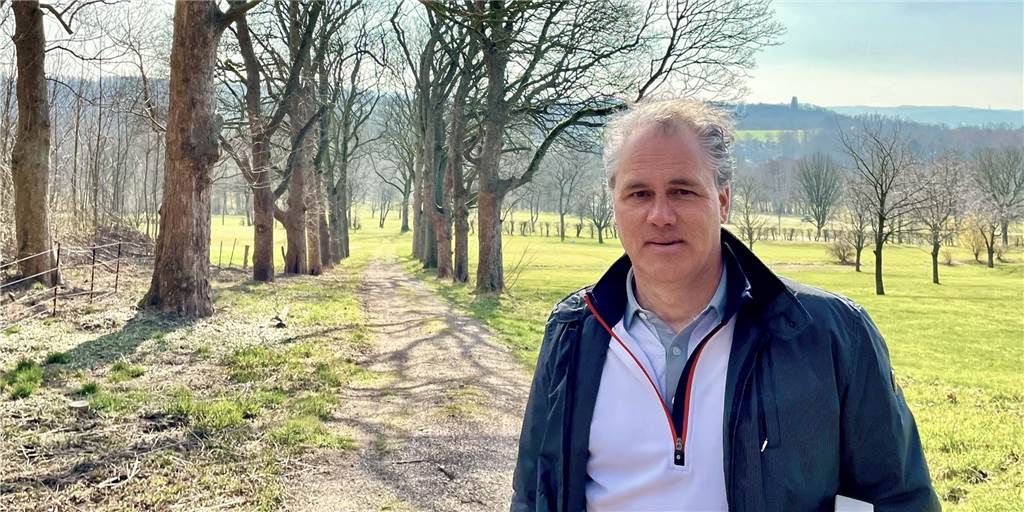 Klaus-Peter Schulte möchte die Bergahorn-Allee am Golfplatz als Naturdenkmal schützen lassen.