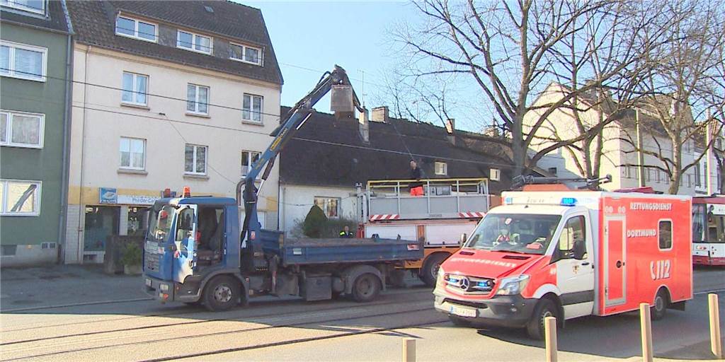Kran hing in Oberleitung fest - Körner Hellweg stundenlang gesperrt