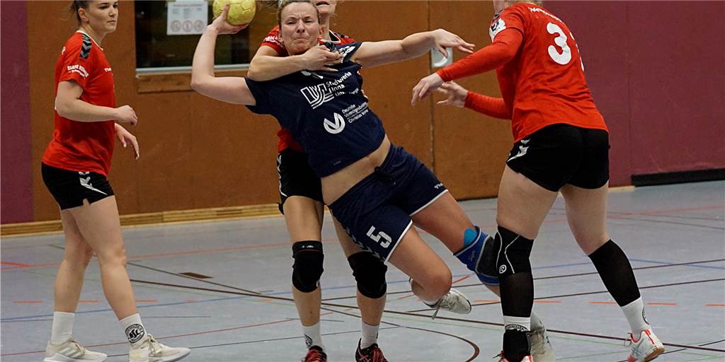 Nächste Pleite: Königsborner SV lässt seine Zuschauer ratlos zurück Königsborns Melanie Webers wird in dieser Szene am Kreis hart angegangen, den Siebenmeter verwandelt Rabea Pein zum 2:3.