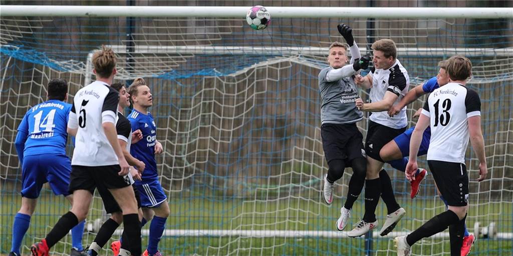 SV Südkirchen ringt FC Nordkirchen in Kampfspiel Remis ab – Gemeindederby nimmt spät Fahrt auf Beide Torhüter, so wie hier Nordkichens Henning Raesfeld, konnten sich auszeichnen.