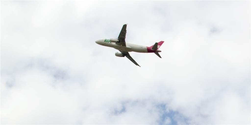 Tieffliegendes Flugzeug über Castrop-Rauxel: Das sind die Hintergründe Ein Flugzeug kreiste am Freitag längere Zeit über Castrop-Rauxel (Symbolbild).