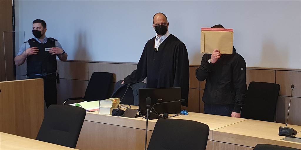 68-Jähriger stirbt qualvoll bei Überfall neben Ehefrau – dritter Tatverdächtiger aufgespürt Das Foto zeigt den Angeklagten neben seinem Verteidiger Martin Gentz.