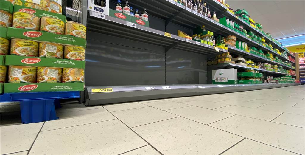 Hamsterkäufe und Krieg: In Supermärkten stehen Kunden vor leeren Regalreihen Ausverkauft: So sieht das Regal für Speiseöl momentan in vielen Supermärkten aus. Auch Mehl und Toilettenpapier sind stark betroffen.
