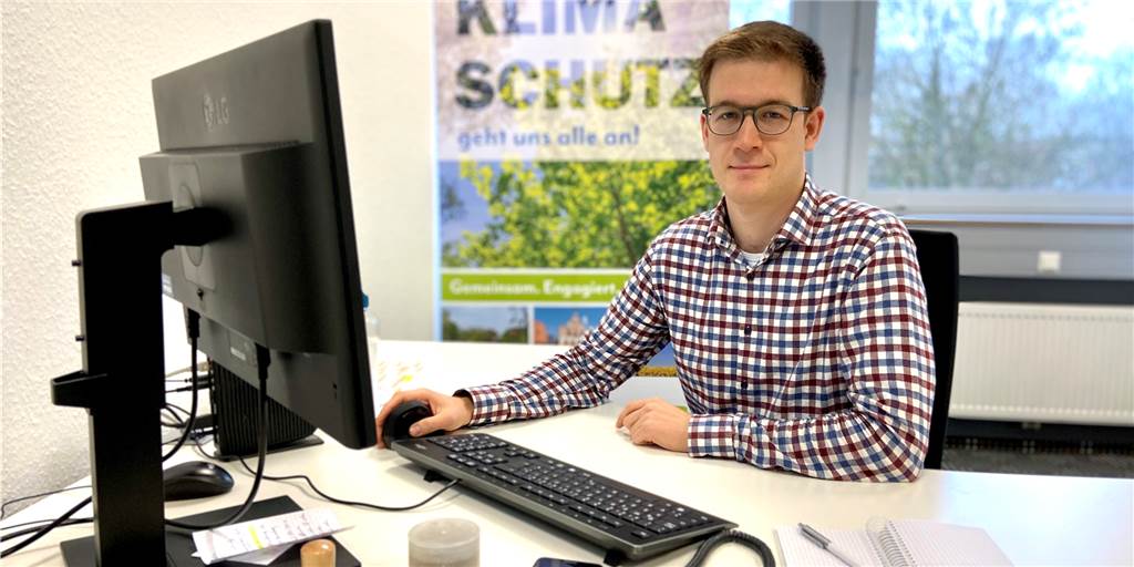 Energie im privaten Haushalt sparen: Klimaschutz-Manager aus Werne gibt Tipps Johannes zur Bonsen sitzt am Schreibtisch