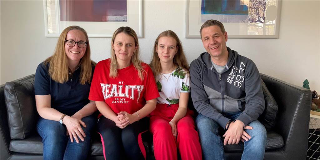 Lüner Familie Schneider nimmt Mutter und Tochter aus Kiew bei sich auf Lena (l.) und Christian Schneider freuen sich, dass sie Oksana (2.v.l.) und ihrer Tochter Viktoria, die aus Kiew geflüchtet sind, ein Zuhause bieten können.