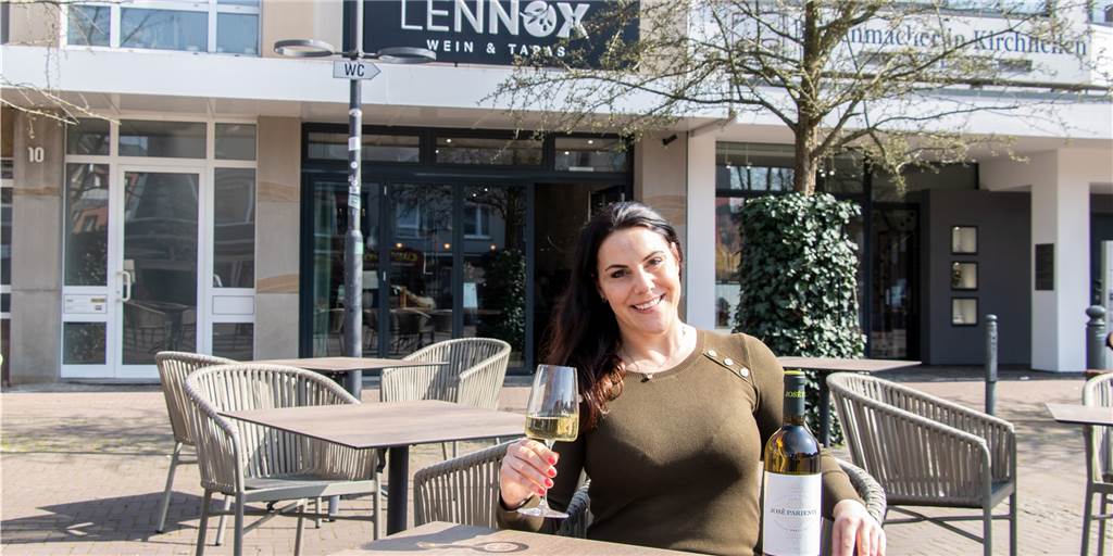 Eröffnung von Ina Coladas Wein- und Tapasbar steht kurz bevor Ina Colada öffnet am Freitag ihre Wein- und Tapasbar. Der Außenbereich soll ein Gewinn für alle Kirchhellener Bürgerinnen und Bürger sein.