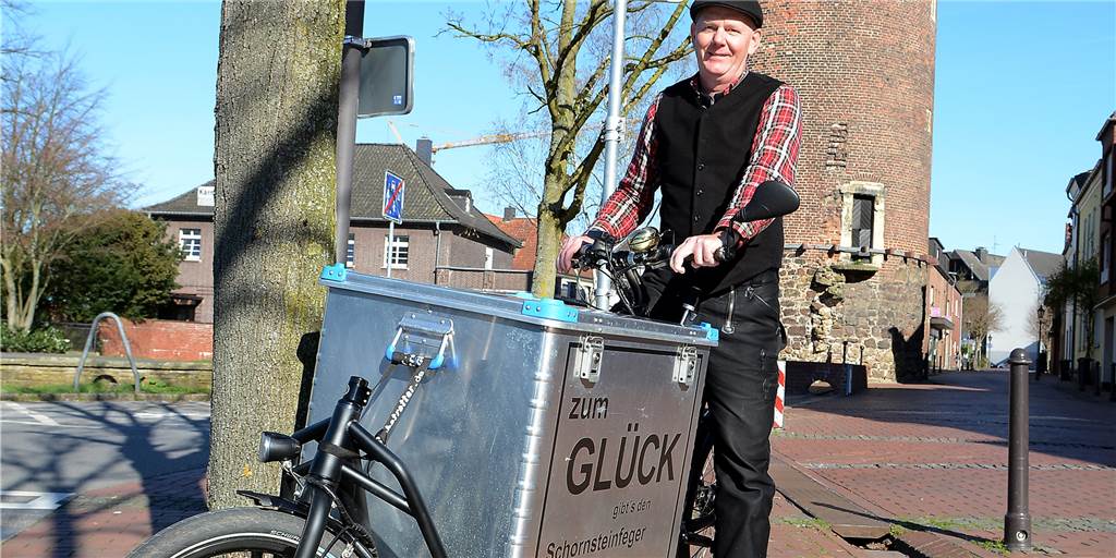 Stadt Haltern fördert Lastenfahrräder - echte Alternative zum Auto? Schornsteinfegermeister Michael Wollbrink nutzt schon seit mehreren Jahren ein Lastenfahrrad, um zu seinen Einsätzen in Haltern zu fahren.