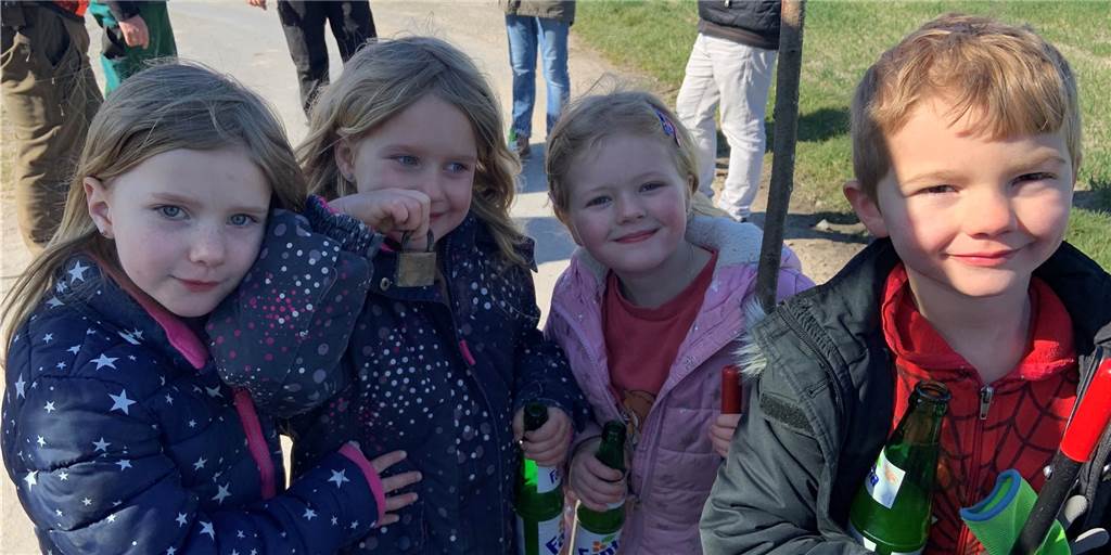 Umwelttag in Legden und Asbeck: Viele Helfer setzen ein Zeichen Auch viele Kinder packten beim Umwelttag mit an, so wie auf diesem Foto aus Asbeck. Dabei haben sie sogar einen „Schatz“ in Form eines Schlosses gefunden.