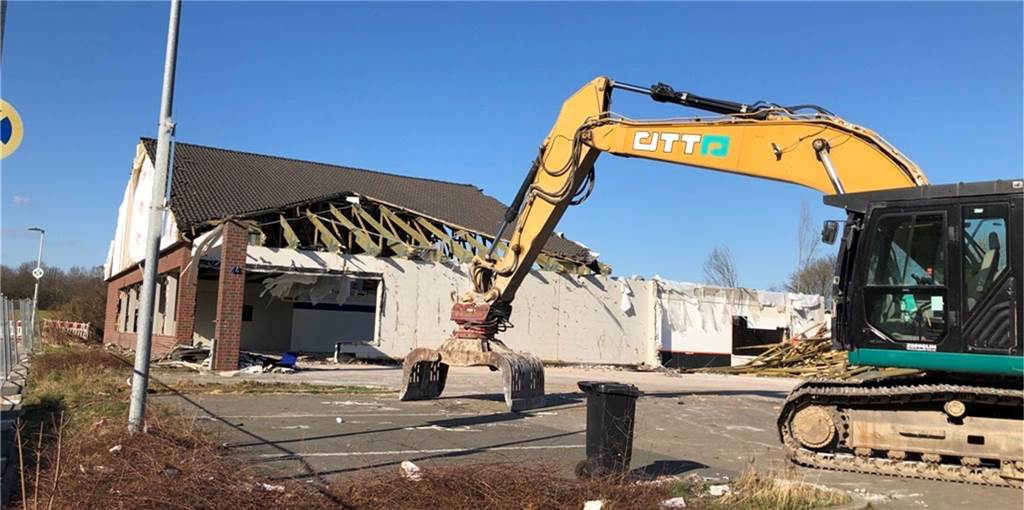 Neue Discounter-Filiale in Scharnhorst: Aldi gibt Eröffnungszeitraum bekannt Ein trostloses Bild: Das ehemalige Gebäude des Centershops in Scharnhorst wird abgerissen. Auf dem Gelände entsteht eine moderne Aldi-Filiale.