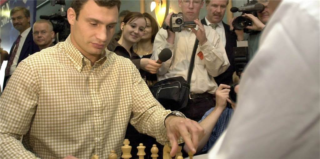 Als Box-Champion Klitschko sich in Dortmund mit Schach-Star Kramnik duellierte Ein Bild aus friedlicheren Zeiten: Vor genau 20 Jahren saß Box-Champion Vitali Klitschko, heute Bürgermeister von Kiew, Schach-Weltmeister Wladimir Kramnik am Schachbrett in der Westfalenhalle gegenüber.