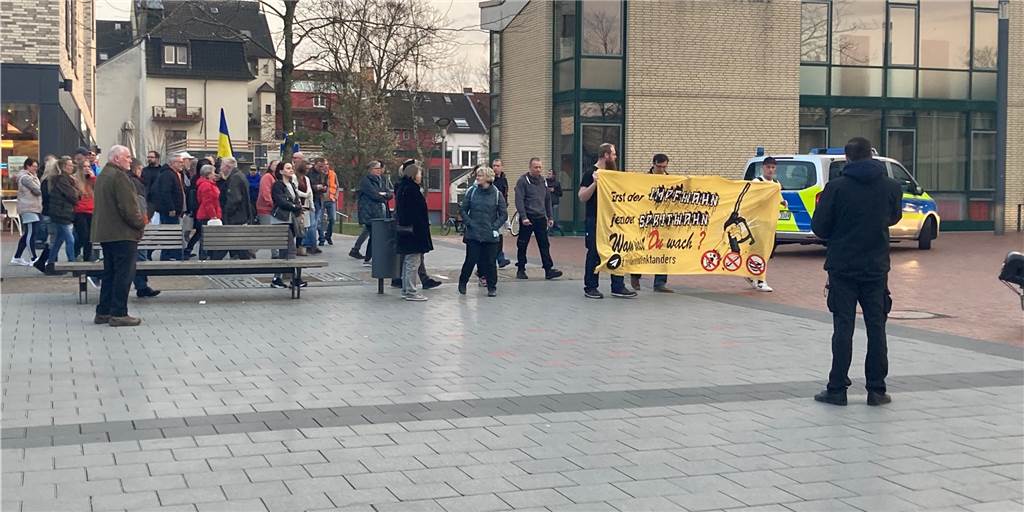 Demo gegen Corona-Maßnahmen: Rund 70 Teilnehmer „spazieren“ durch Lünen Mit einem Banner vorneweg setzte sich der Demonstrationszug von rund 70 "Spaziergängern" am Montagabend auf dem Marktplatz in Lünen in Bewegung.