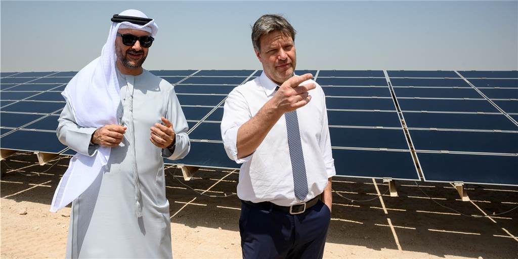 Robert Habeck und sein unlösbares Dilemma Robert Habeck (Bündnis 90/Die Grünen), Bundesminister für Wirtschaft und Klimaschutz, und Mohamed Jameel Al Ramahi, CEO der Abu Dhabi Future Energy Company (Masdar), besuchen eine großflächige Solaranlage in der Nähe vom nachhaltigen Städtebauprojekt Masdar City.