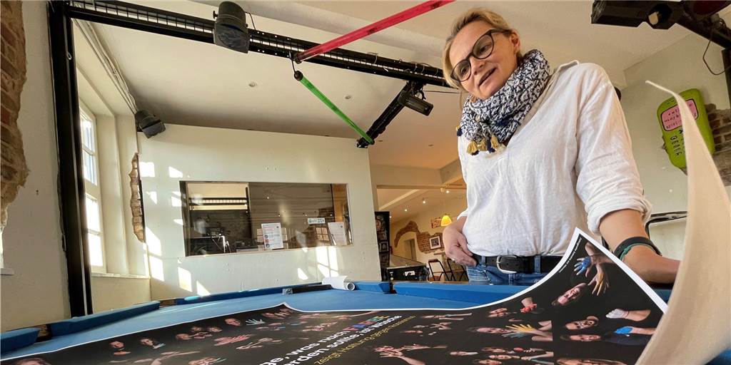 Brillante Fotos und cooler Claim bei neuer Kampagne der Stadt Castrop-Rauxel Nina Jordan und das Plakat der Stadt: Es soll die Offenheit und Toleranz in Castrop-Rauxel transportieren und das klare Stopp gegenüber dem Rassismus.