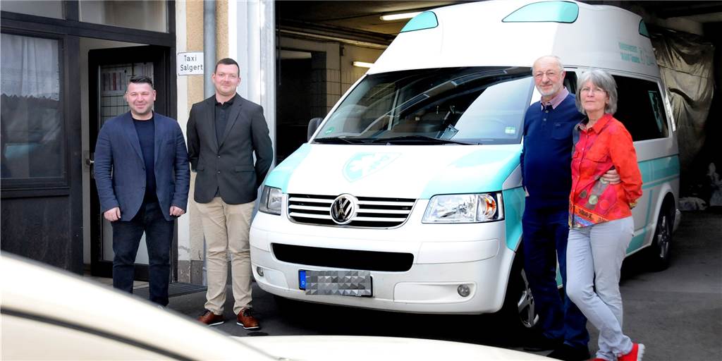 Taxi Salgert verkauft: Nachfolger lassen Geschäft mit Taxen einschlafen Rolf und Barbara Salgert (r.) haben ihr traditionsreiches Taxiunternehmen zum 1. April an Karen Tomasjan (l.) von KT-Krankenfahrdienst verkauft. Als Betriebsleiter in Schwerte wird er Marian Benndorf (2.v.l.) einsetzen.