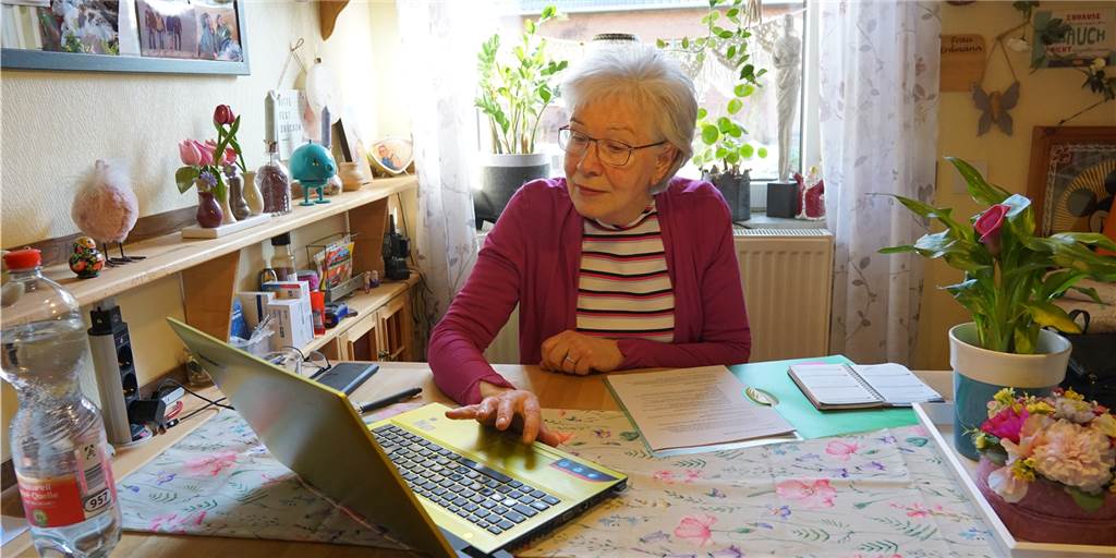 Flüchtlingshilfe St. Lambertus: „Wir suchen dringend Helfer als Paten, Dolmetscher und Fahrdienste“ Für Maria Schumacher gibt es momentan in der Flüchtlingshilfe viel tun. Ohne Laptop, Kalender und Handy geht gar nichts.