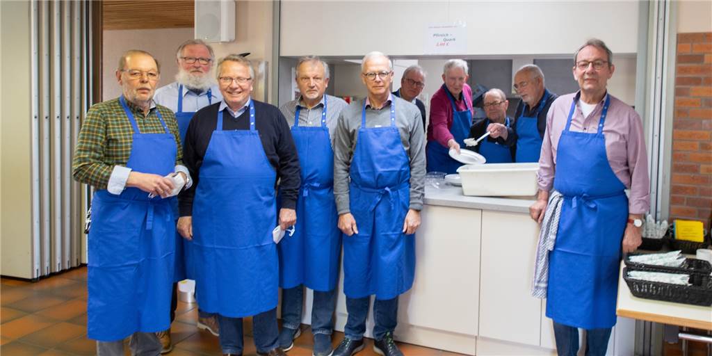 „Strohwitwer“ in Feldhausen kochen für den guten Zweck Über die Jahre ist die Männergruppe zusammengewachsen.
