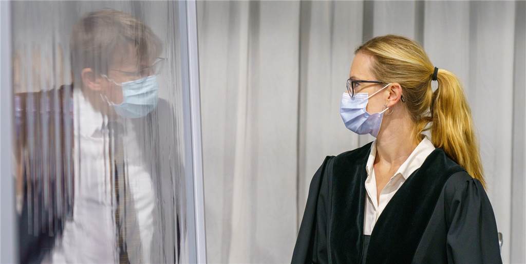 Nicht vor Gericht erschienen: Ascheberger sollen zwangsvorgeführt werden Zwei Staatsanwälte reden miteinander