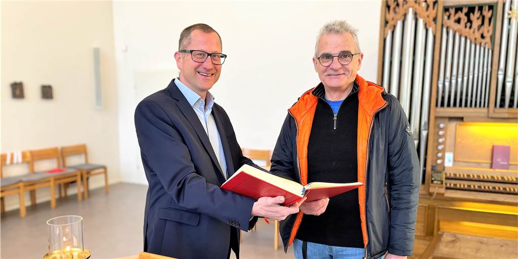 Konvertierte Christen: „Hier fühlen wir uns zum ersten Mal gut aufgehoben“ Der ehemalige Protestant Werner Becker (r.) konvertierte bereits 2013 und fühlt sich in der Gemeinde von Pfarrer Robert Geßmann wahrgenommen und wertgeschätzt.
