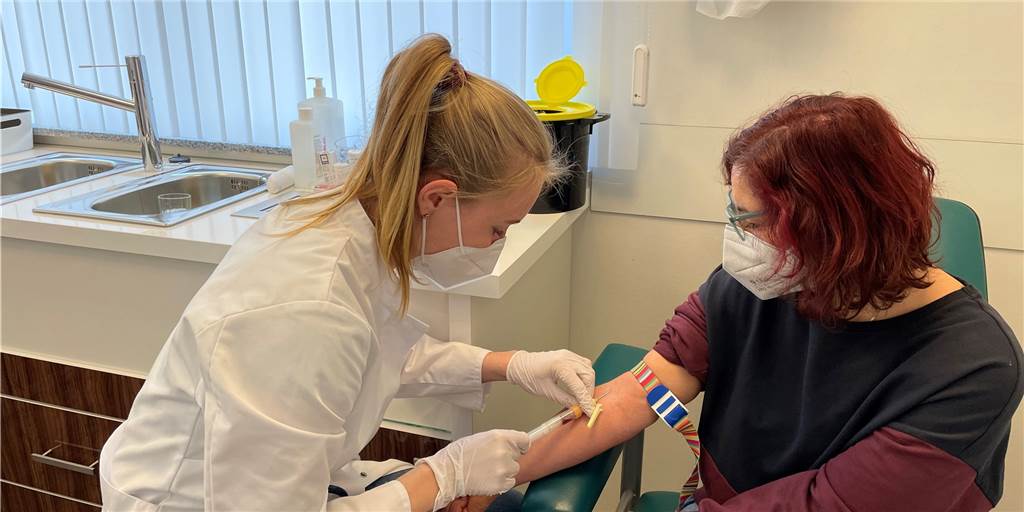 Legdener Hausarzt-Praxis macht Medizinstudentin (22) Appetit auf mehr Morgendliche Blutentnahme: Medizinstudentin Carolin Sprenger (22) sammelt in einer Legdener Hausarztpraxis neue Erfahrungen und ist beeindruckt.